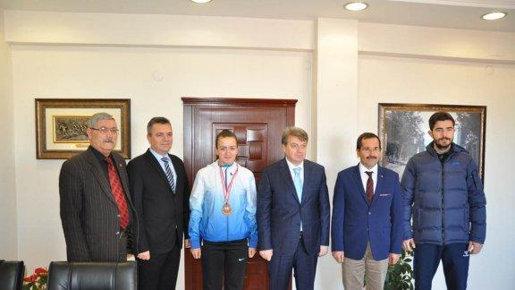 Gençler Tekvonda Şampiyonu olan Beste TÜRKOĞLU Kaymakamız Erkan KARAHAN´ı ziyaret etti.