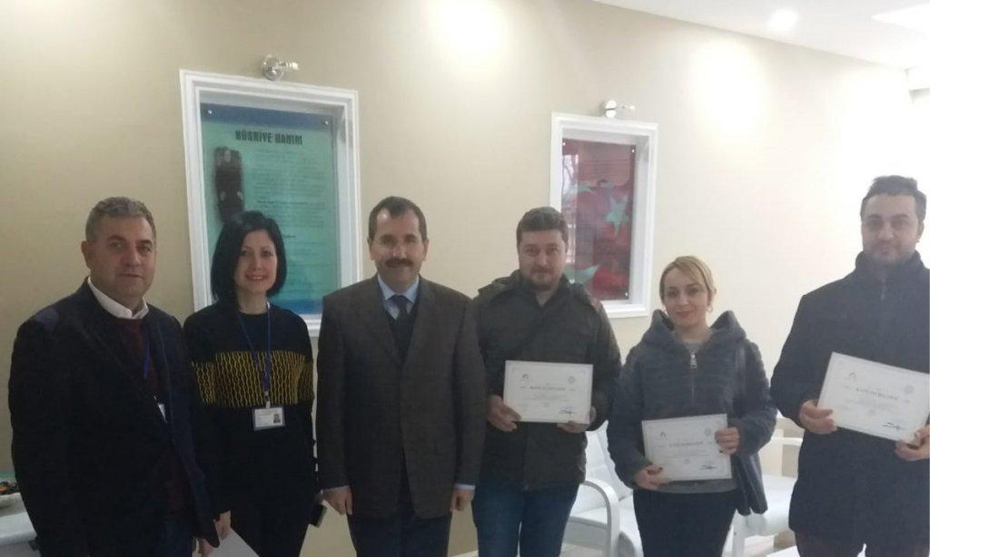 Girişimcilik Seminerine katılan Hüsniye Hanım Mesleki ve Teknik Anadolu Lisesi öğretmenlerine sertifikaları verildi. 