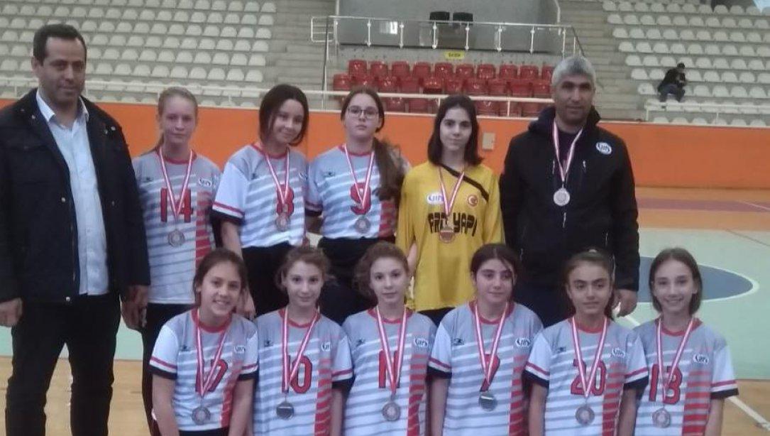 Okul Sporları Futsal Yıldız Kızlar İl Birinciliği müsabakalarında Mustafa UYSAL Ortaokulu 2. oldu. 