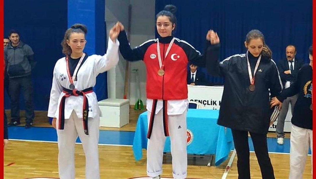 Malkara Mustafa UYSAL Ortaokulu Türkiye Tekvando Şampiyonasına 2 birincilik ile gidiyor. 