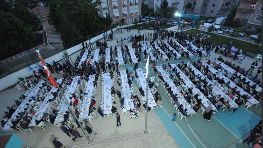 Mustafa UYSAL Ortaokulu'nda öğretmen, veli ve öğrencilerle iftar yapıldı. 