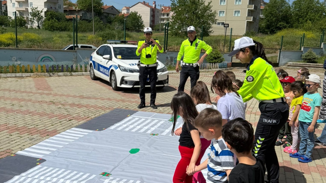 Trafik Kurallarını Öğreniyoruz.